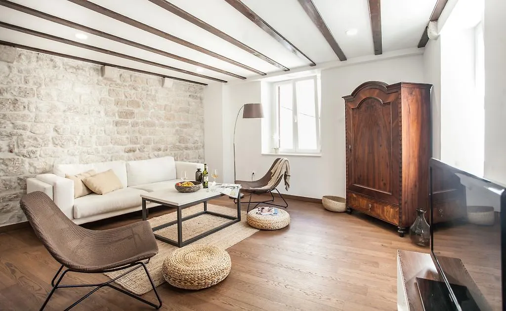 Tinel Longo Villa Trogir